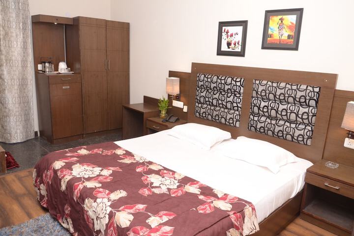 Room 7 of 28