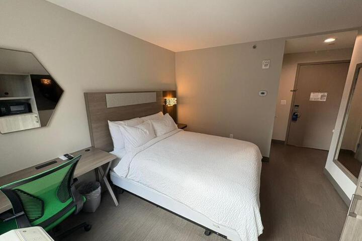 Premium Queen Bed (8 of 19)