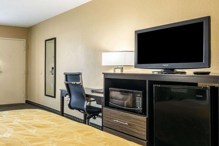 1 King Room (4 of 16)