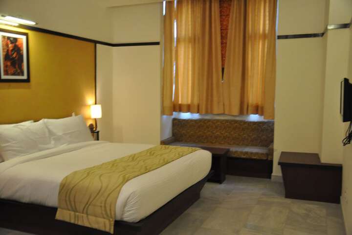 Room 7 of 12