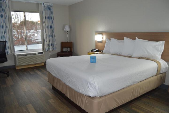 1 King Bed (3 of 5)