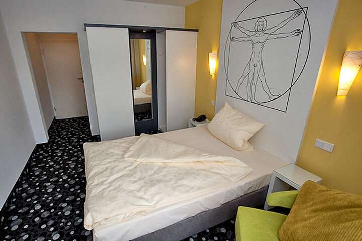 Room 16 of 98