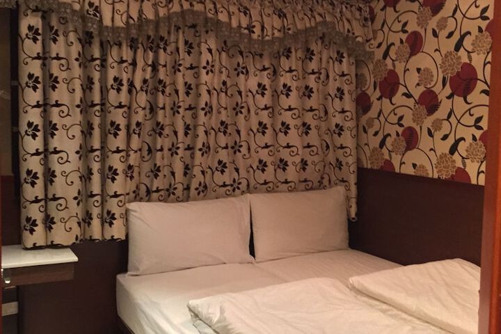 Room 12 of 106