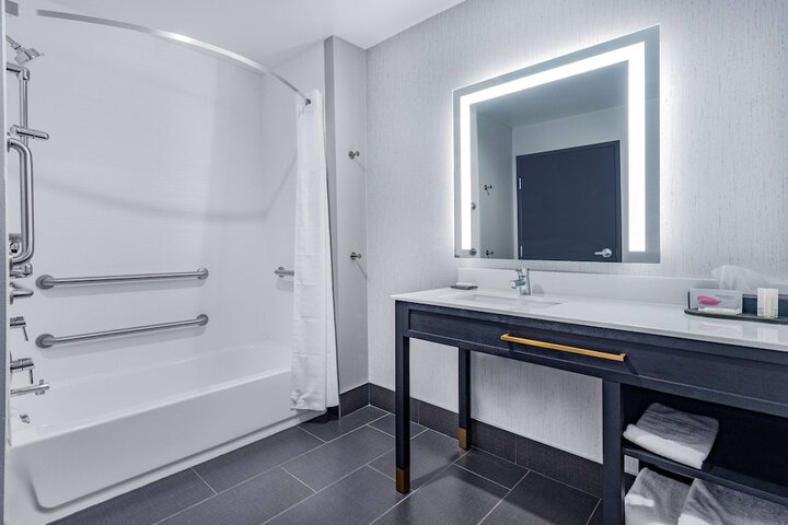 1 King Bed Mobility Accessible Bathtub with Grab Bars (7 of 18)