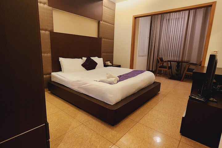Room 7 of 28