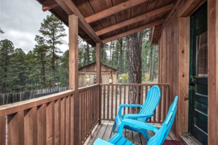 Crescent Moon Studio, Fireplace, Jetted Tub, Midtown, Sleeps 2 in Ruidoso, NM