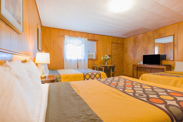 Family 2 Queen Beds Kitchenette (7 of 18)