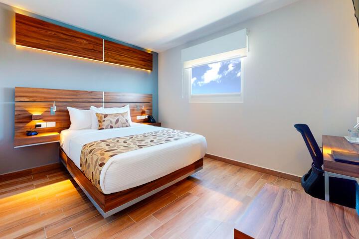 1 Queen Bed (8 of 16)