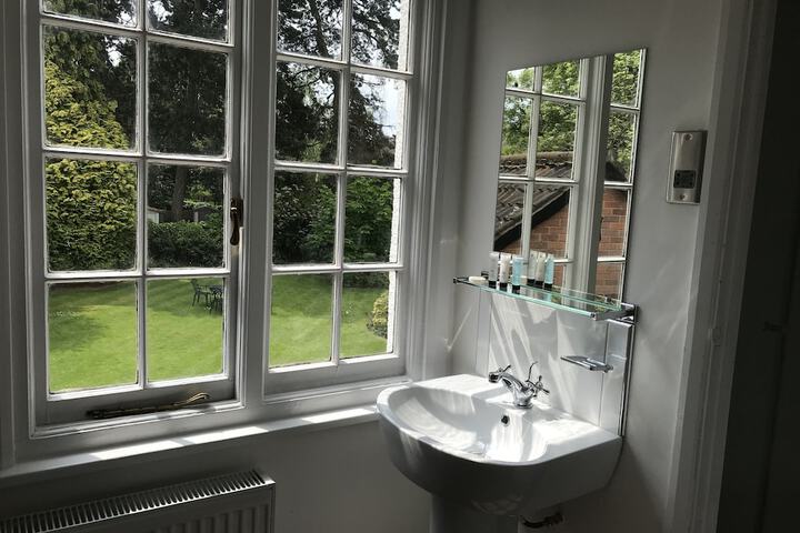 Room 4 of 95