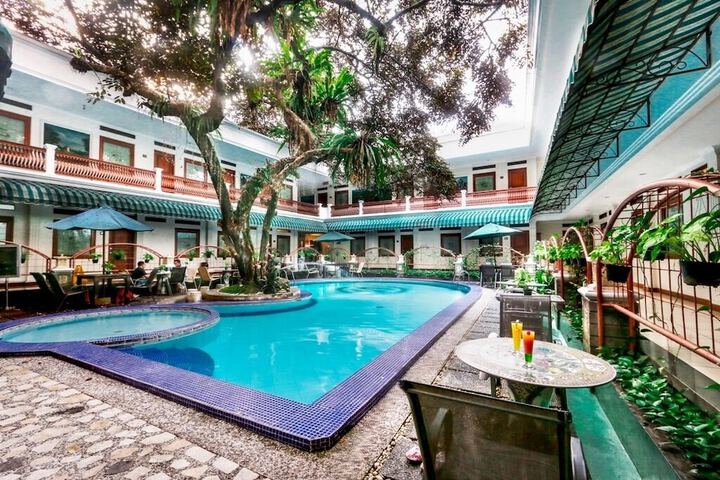 Hotel with Pool
