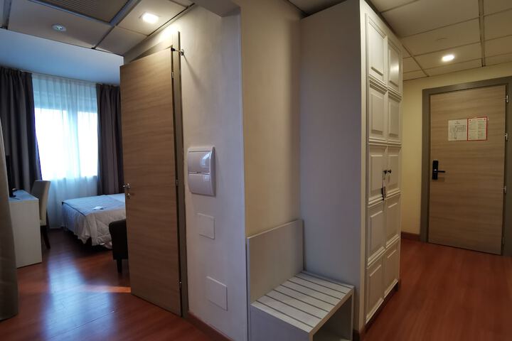 Room 30 of 76