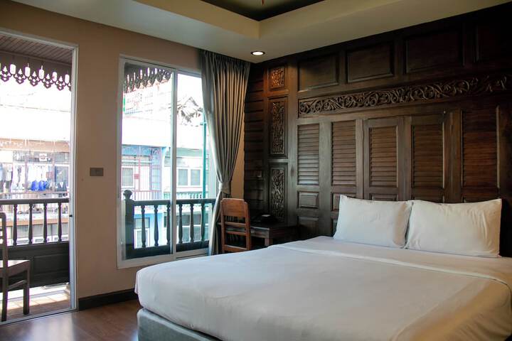 Room 12 of 157