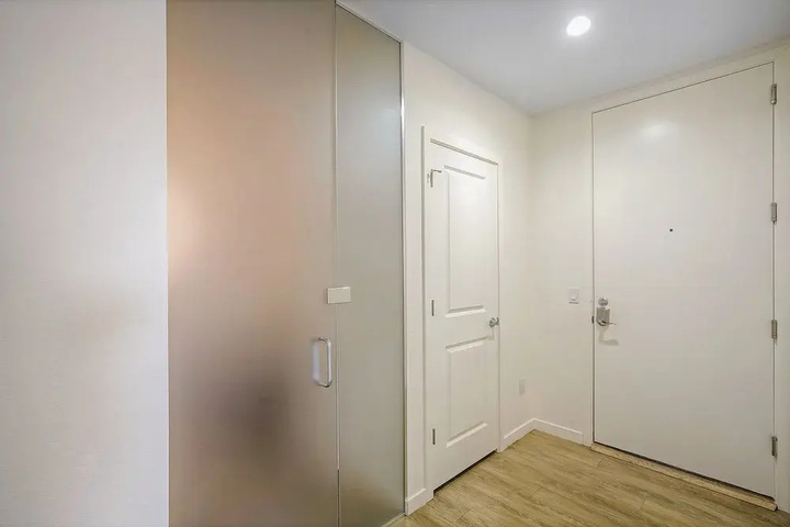 Room 8 of 12