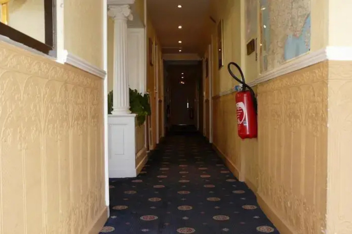 Room 8 of 9