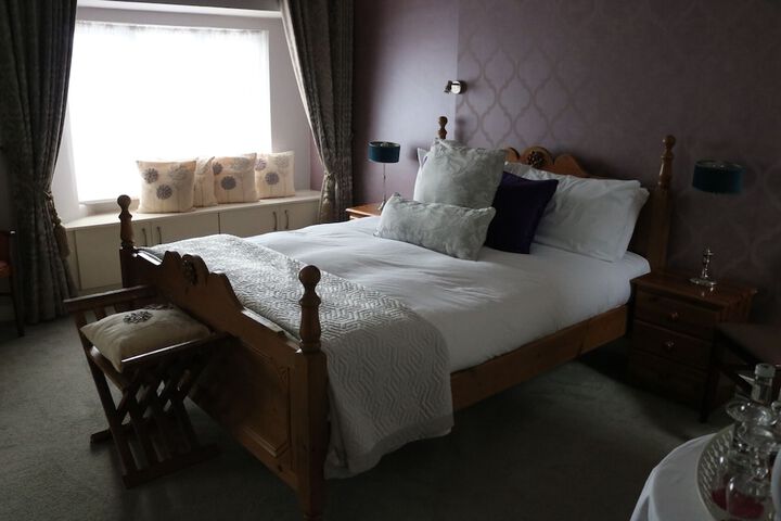 Room 4 of 28