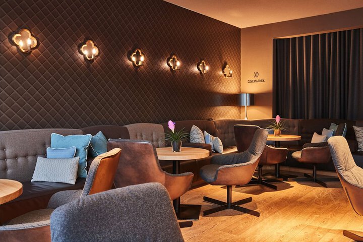 Lounge 72 of 103