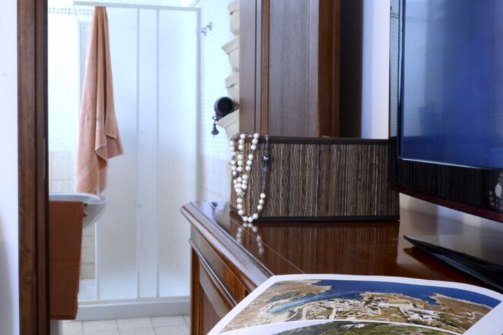 Room 10 of 29