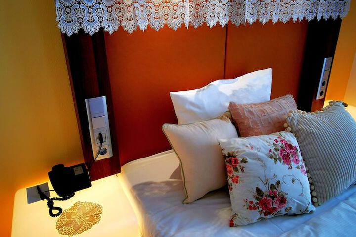 Room 8 of 34