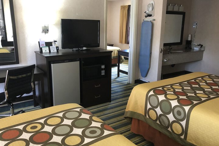 Room 10 of 28