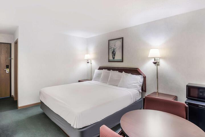 1 King Bed (7 of 15)