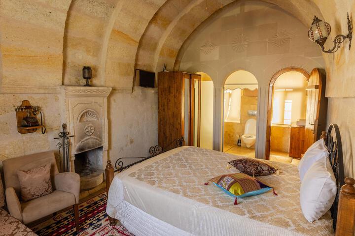 Room 4 of 37