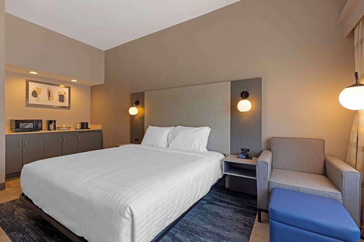 1 King Accessible Bathtub Microwave and Refrigerator WiFi Full Breakfast (8 of 14)