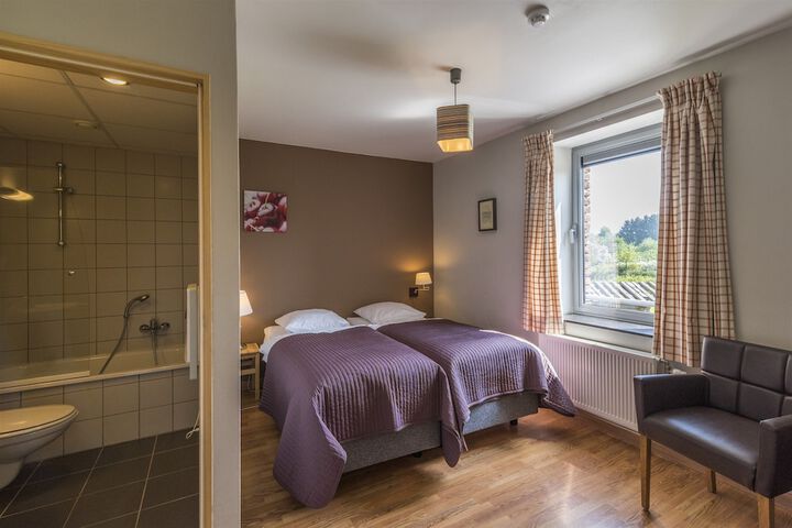 Room 4 of 77