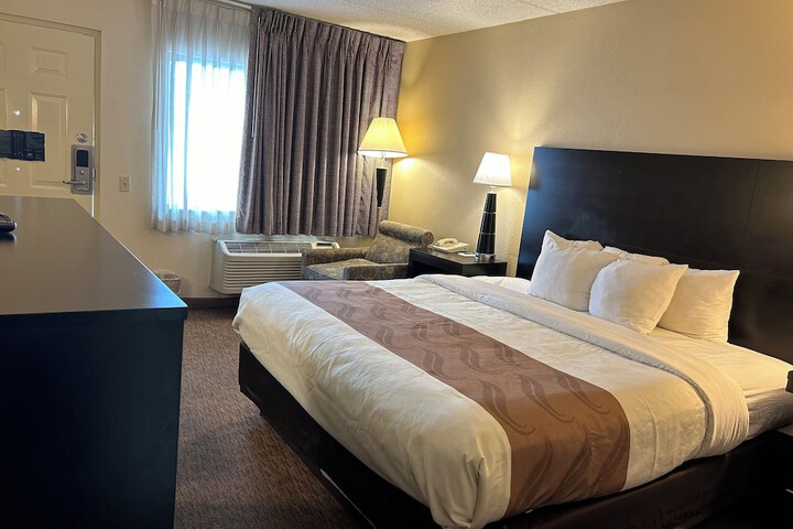 1 King Bed (10 of 23)