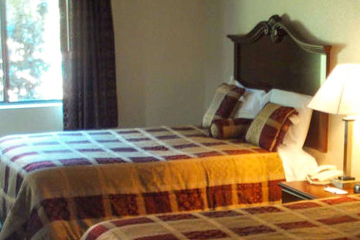 2 Queen Beds (3 of 10)