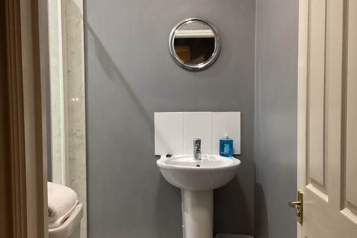 Room 5 of 6