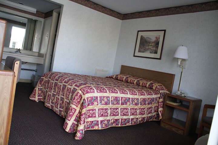 1 Queen Bed (11 of 18)