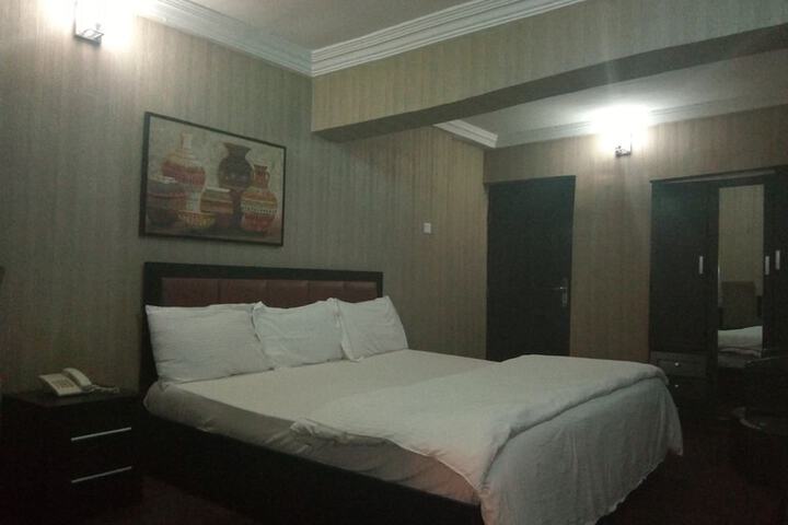 Room 3 of 8