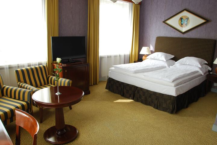 Room 8 of 33