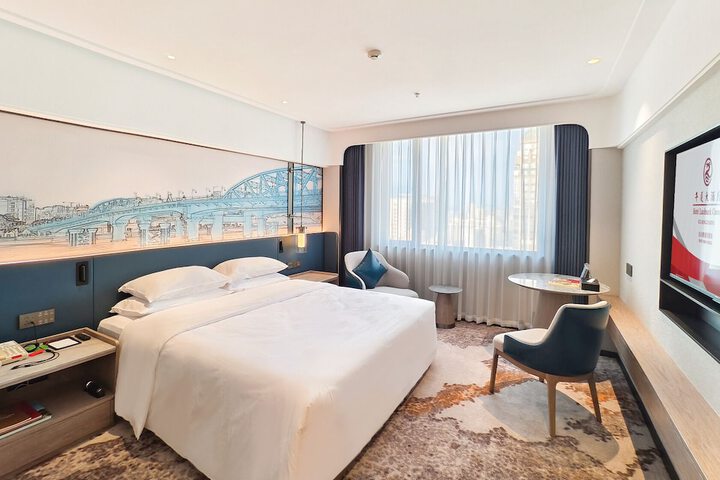 Room 27 of 82