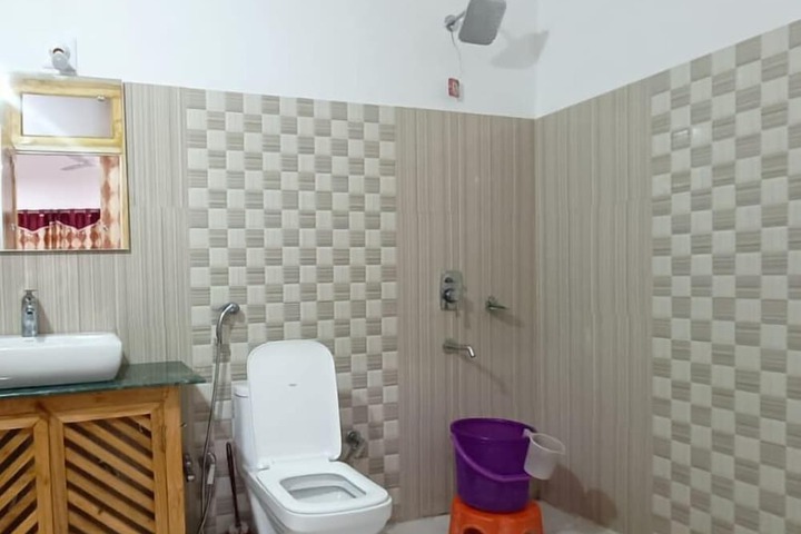 Room 7 of 12