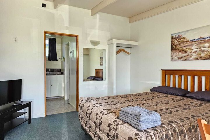 Room 6 of 12