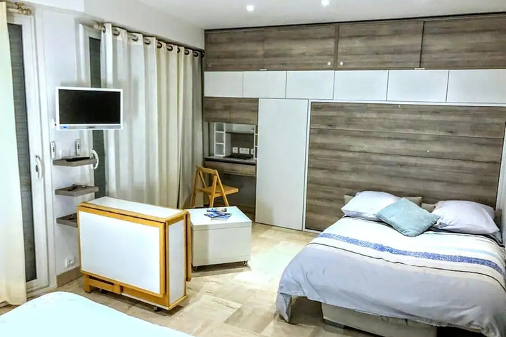 Room 6 of 18