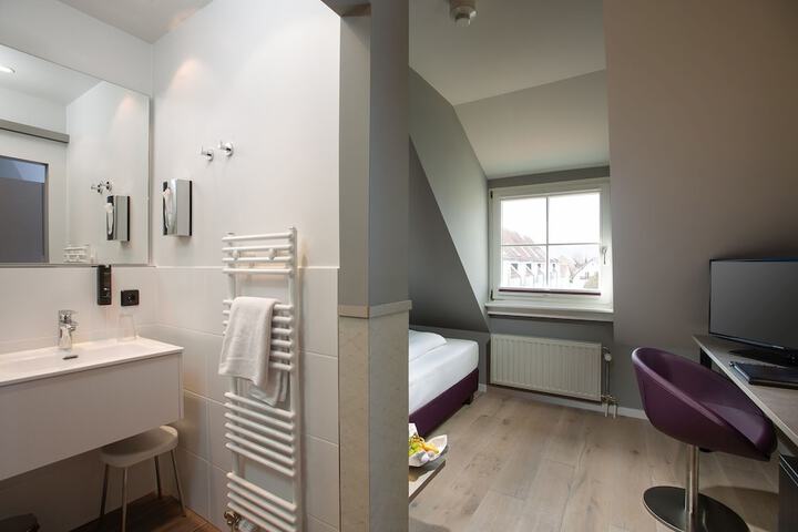 Room 15 of 110
