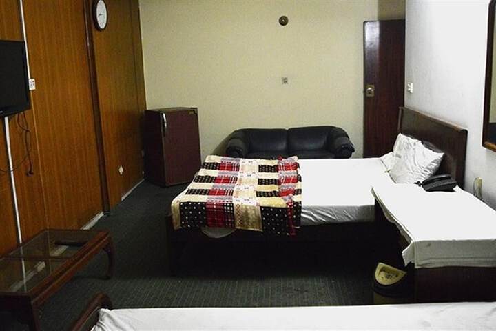 Room 4 of 7