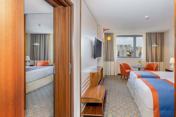 Room 5 of 106