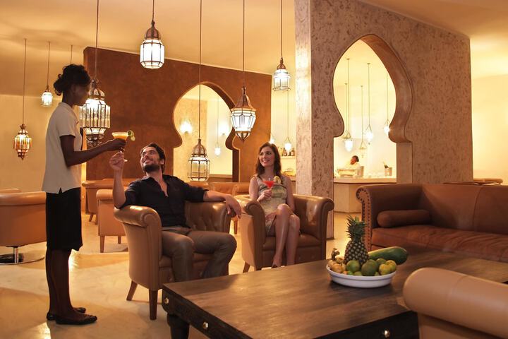 Lounge 45 of 73