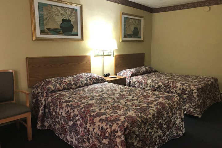 1 Queen Bed (1 of 12)