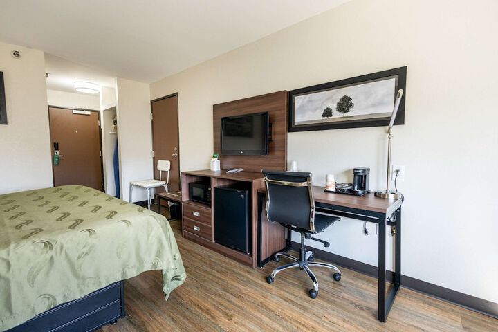 1 King Bed (10 of 12)