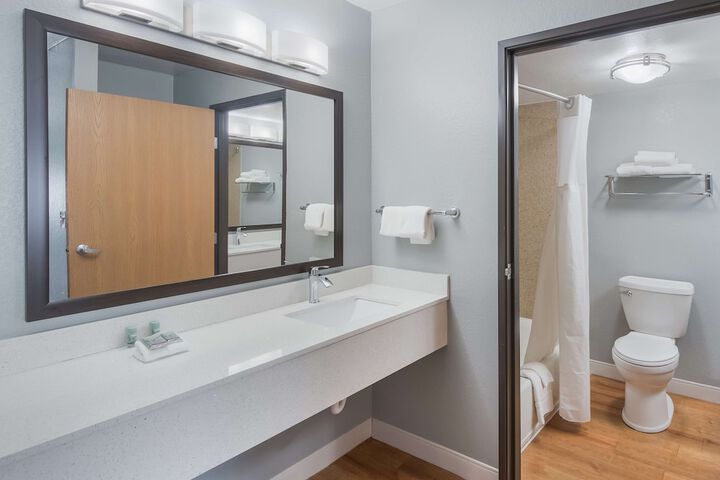 1 King Bed High Speed Internet Accessible Microwave and Refrigerator Chair with Ottoman Desk Full Breakfast (5 of 31)