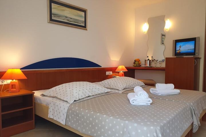 Room 12 of 41