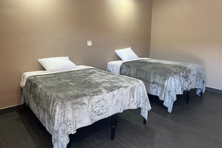 Room 4 of 16