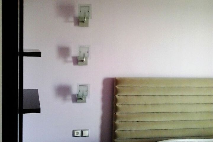 Room 8 of 33