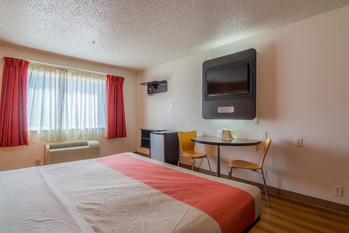 1 King Bed (7 of 12)