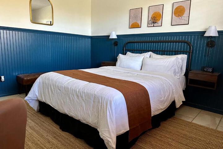 1 Queen Bed Room (1 of 7)