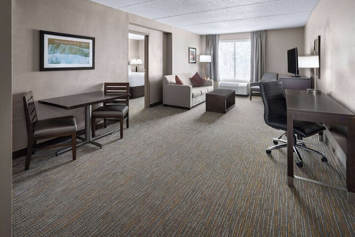 1 King Bed Deluxe Room (3 of 8)